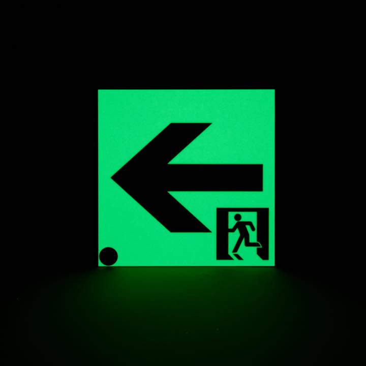 中輝度蓄光式誘導標識 通路左矢 TPSN942 - エルティーアイ株式会社