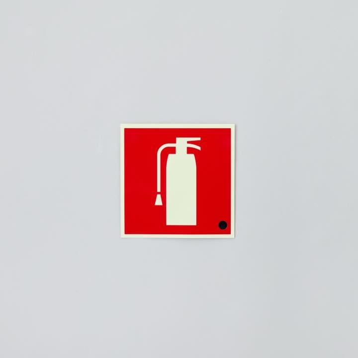 図記号入り消火器蓄光標識 推-33 - THE PROSUS SHOP