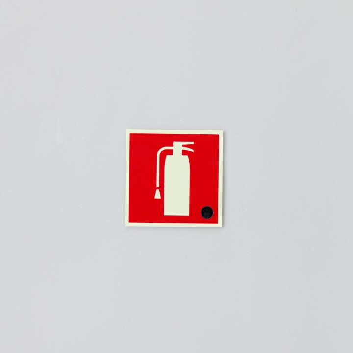 図記号入り消火器蓄光標識 推-32