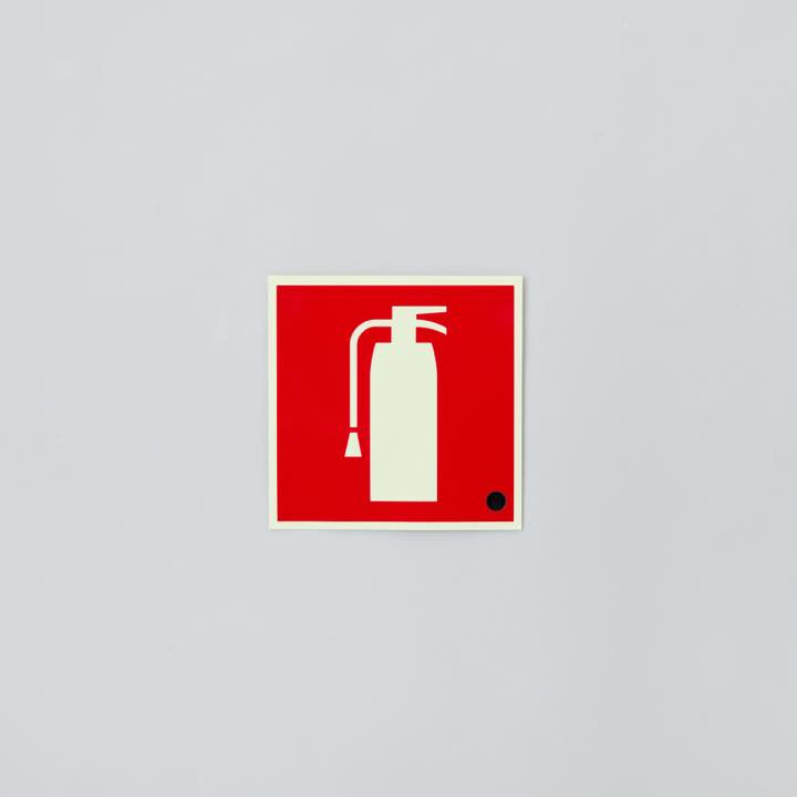 図記号入り消火器蓄光標識 推-33